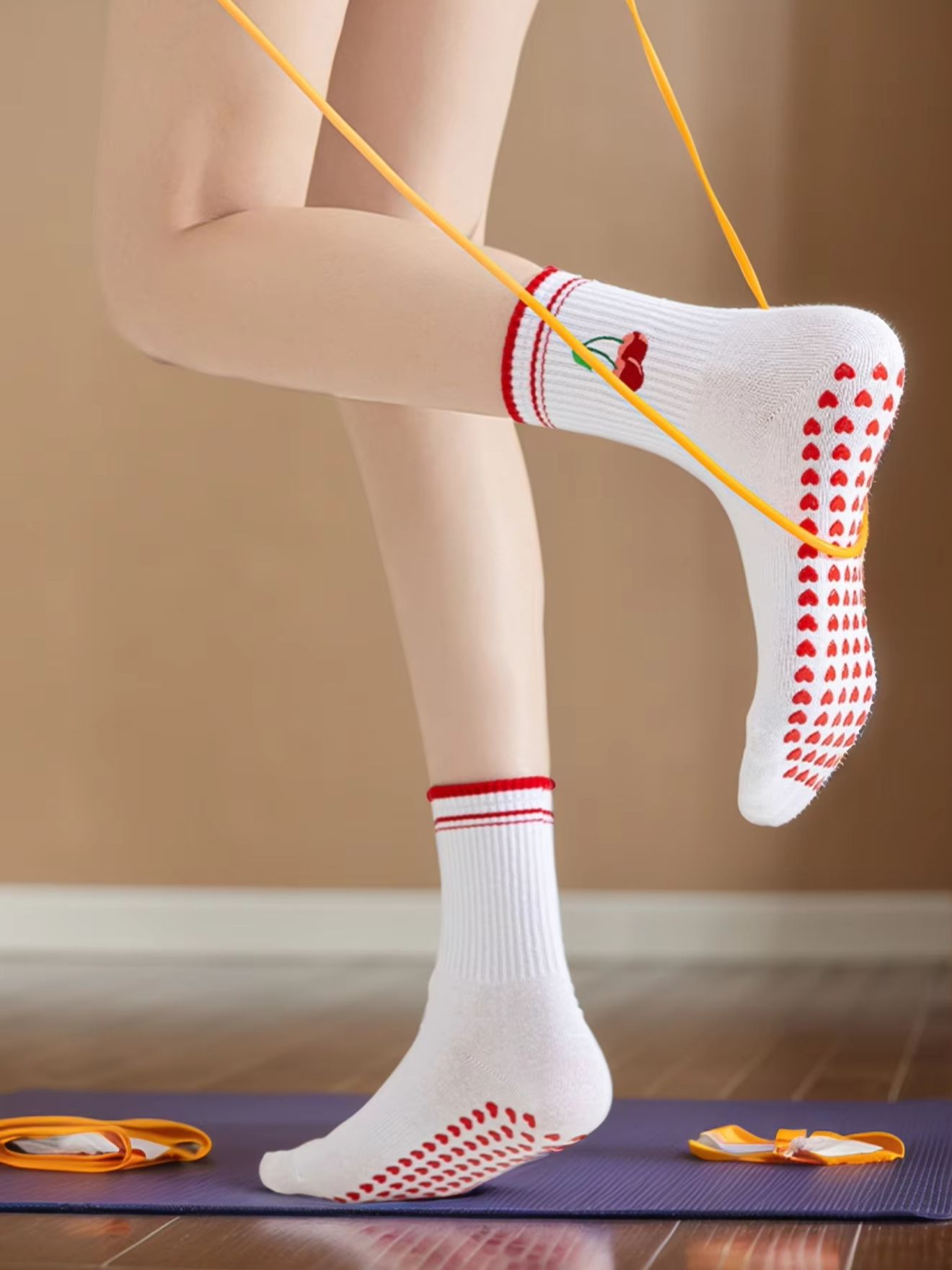 Yoga & Fitness Classes By Niharika Zirakpur Reviews - 1 Paio di Calzini Professionali per